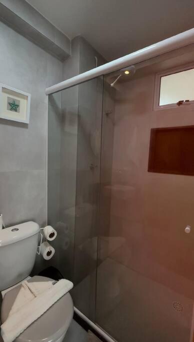 Flat Confortavel E Completo A Poucos Passos Da Em Rua Sombrinhas Apartment